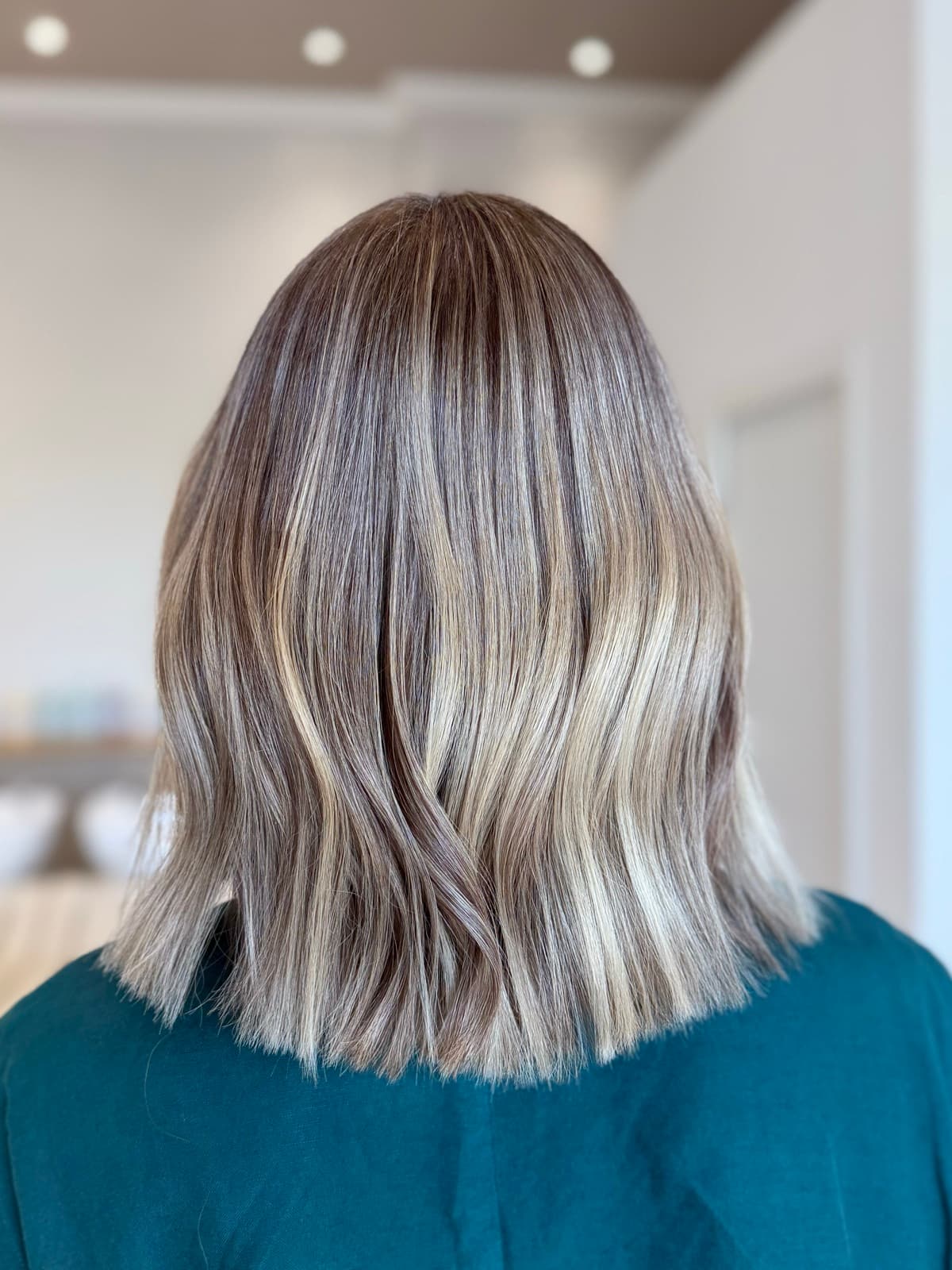 Carré long éclairci après le balayage, nuances blondes fondues
